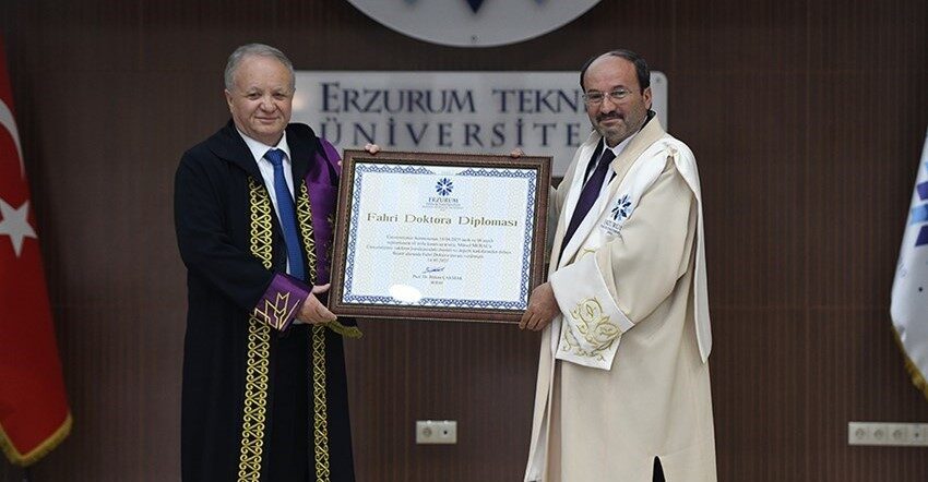 ETÜ’lü akademisyenlerin cübbe giydiği ve Atıf, Yayın, Bilim, Proje, Başarı,