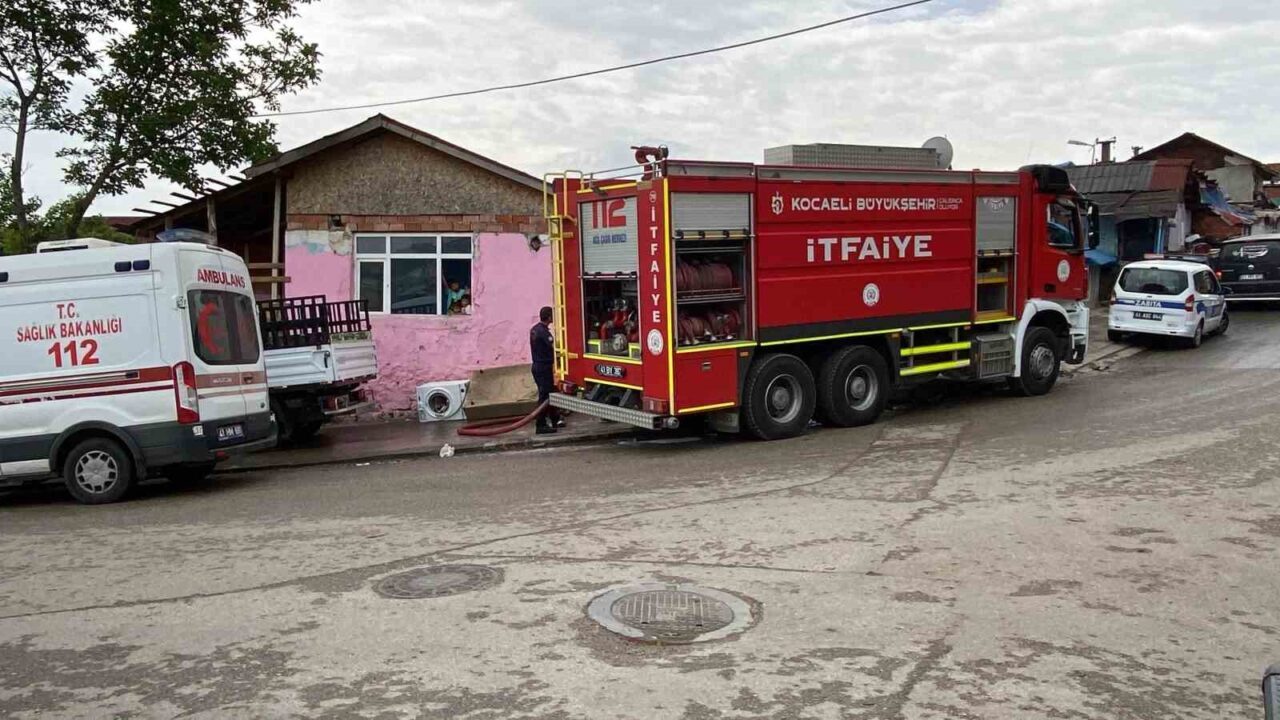 Kocaeli’nin İzmit ilçesinde evin odasında çıkan yangın itfaiye ekipleri tarafından