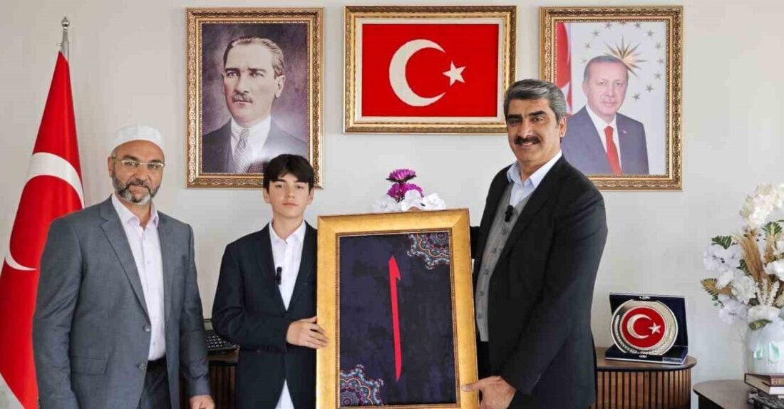 Ezan okuma yarışmasında dereceye girdi, ödülünü Filistin’e bağışladı Erzurum’un Aşkale ilçesinde ortaokul öğrencisi kazandığı ödülleri Filistin’e bağışladı. Aşkale