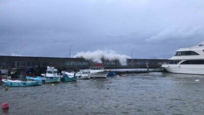 Trabzon’un önemli balıkçı limanlarından Faroz Limanı’nın dev dalgalardan etkilenmemesi için