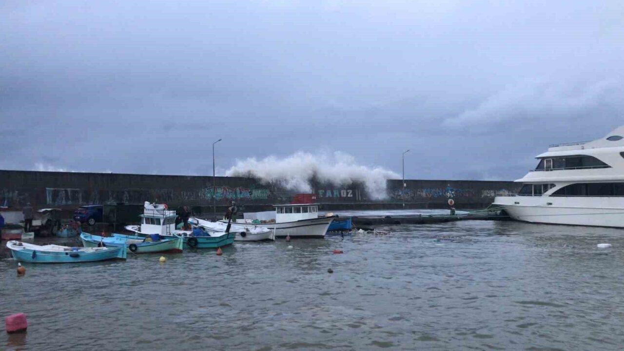 Trabzon’un önemli balıkçı limanlarından Faroz Limanı’nın dev dalgalardan etkilenmemesi için