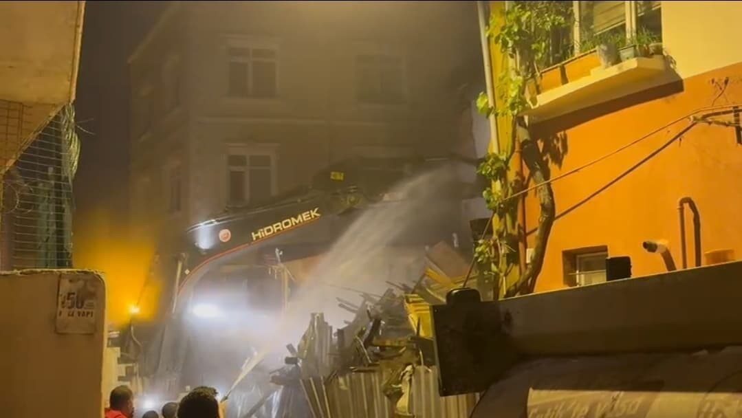 Fatih’te, akşam saatlerinde kısmi olarak çöken 2 katlı ahşap metruk