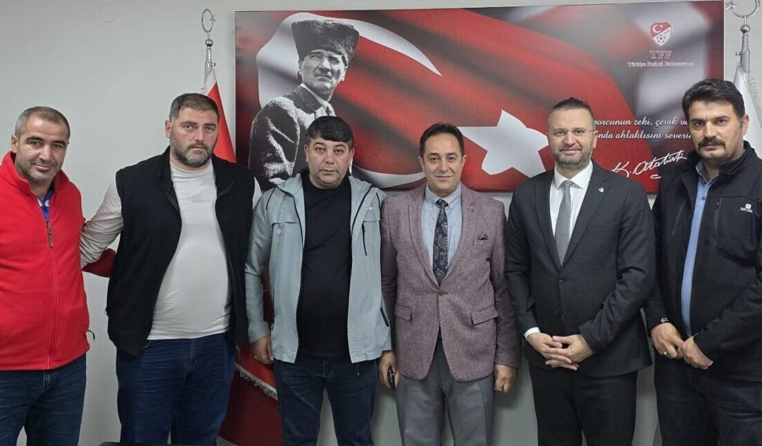 Kazım Karabekir Stat Müdürü Zafer Ala ile stat personeli TFF