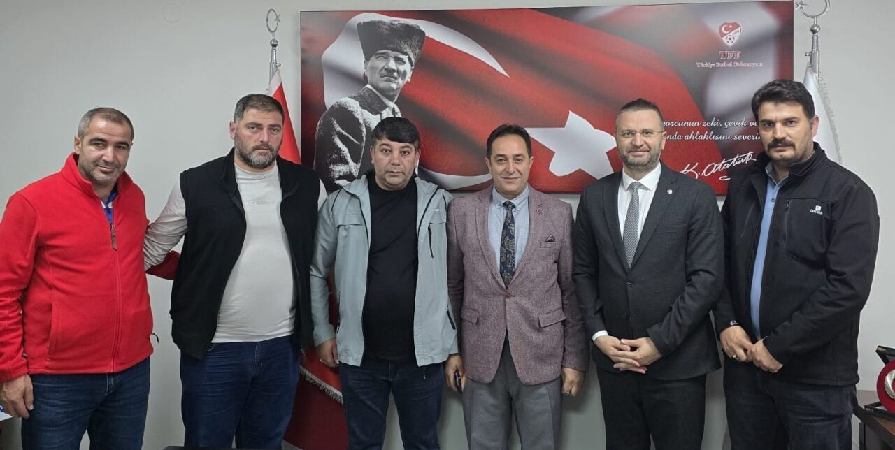 Kazım Karabekir Stat Müdürü Zafer Ala ile stat personeli TFF