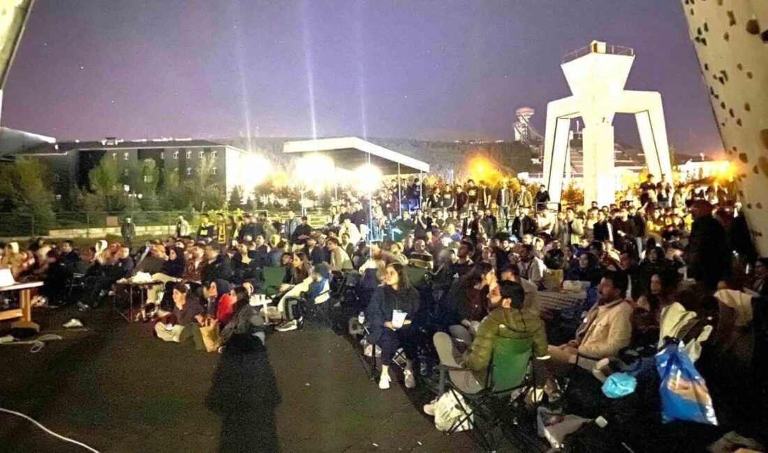 Fenerbahçe için Erzurum’da dev ekran kuruldu Erzurum Fenerbahçeliler Derneği’nin başarılı organizasyonunda Atatürk Üniversitesi yerleşkesinde kurulan dev