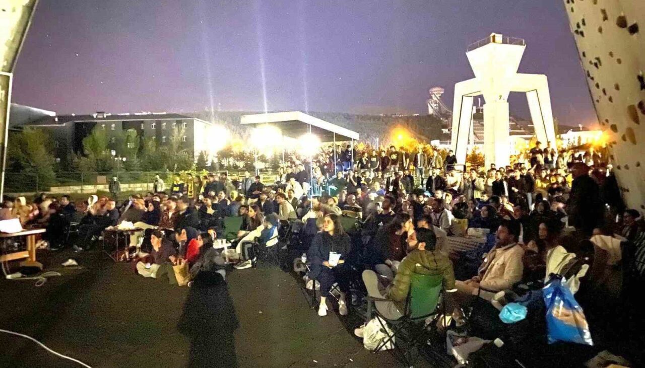 Erzurum Fenerbahçeliler Derneği’nin başarılı organizasyonunda Atatürk Üniversitesi yerleşkesinde kurulan dev