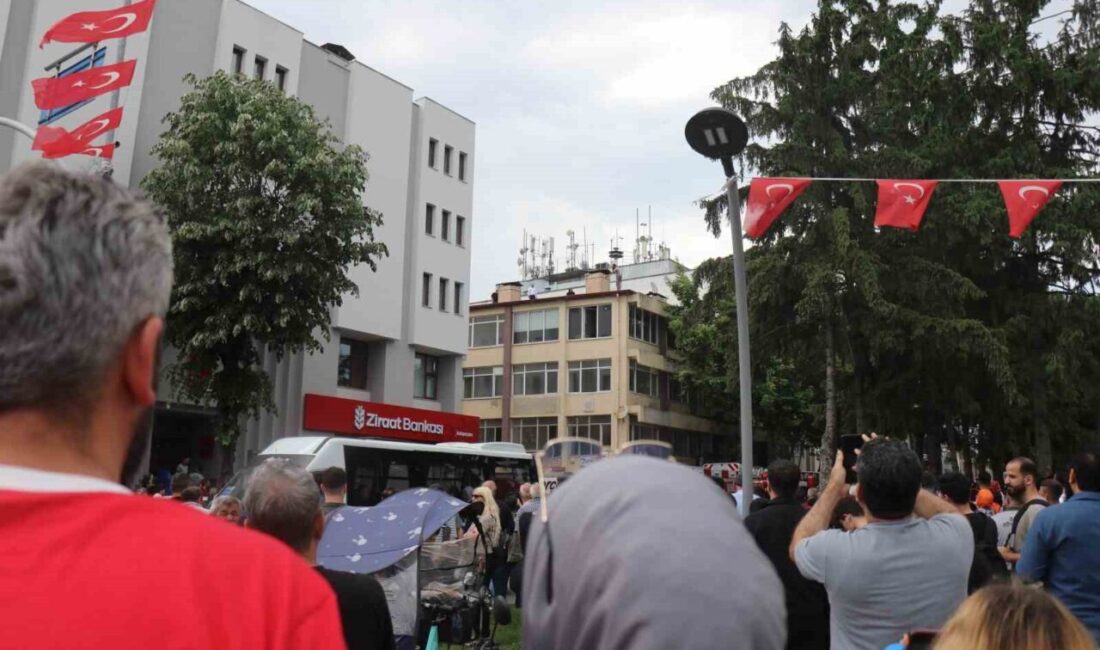 Sakarya’nın Adapazarı ilçesinde 4 katlı bir binanın çatısına çıkan ve