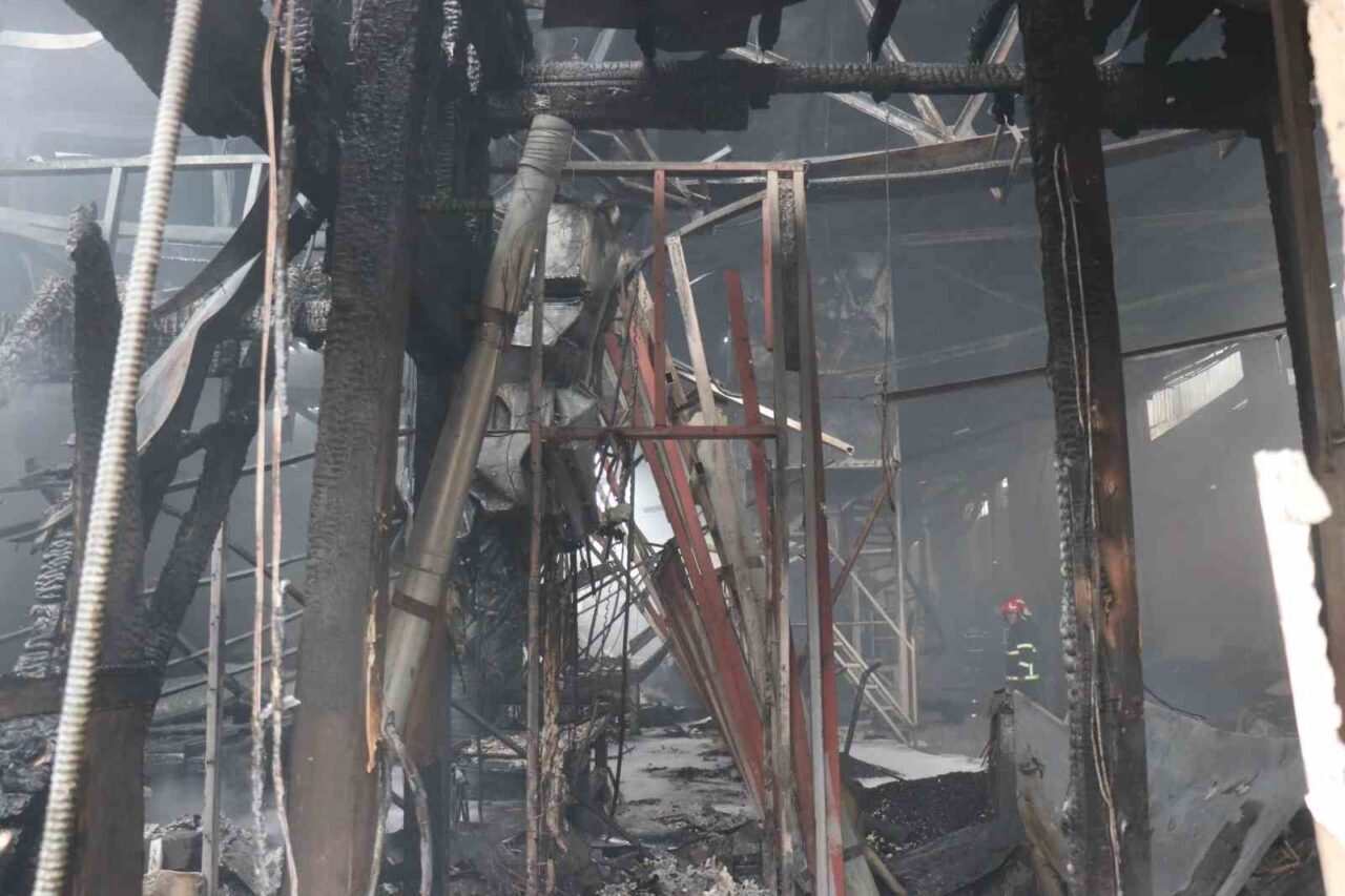 Sakarya’nın Karasu ilçesinde fındık kırım fabrikasında çıkan yangın, ekiplerin uzun