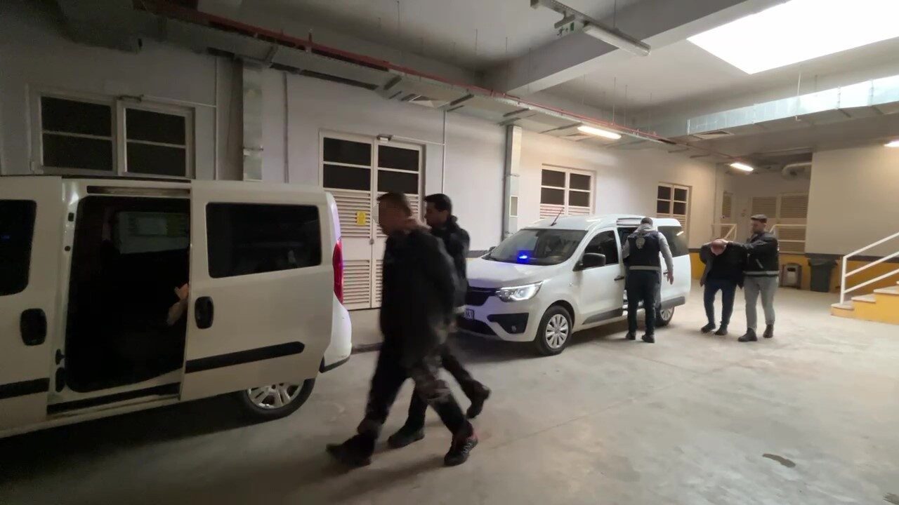 Kocaeli’nin Darıca ilçesinde 4 adreste eş zamanlı yapılan şafak operasyonunda