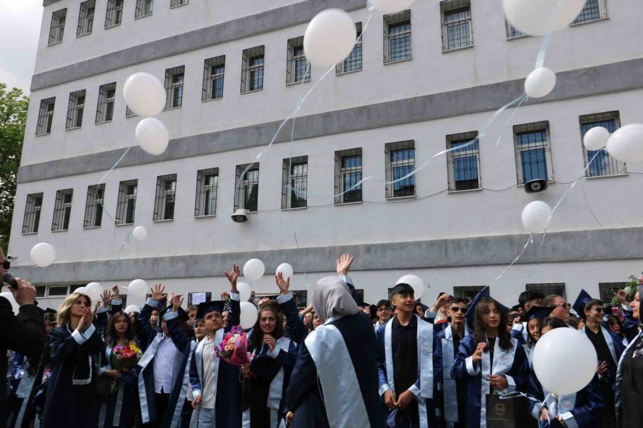 Erzurum’un Yakutiye ilçesindeki Gazi Ahmet Muhtar Paşa Ortaokulu’nda (GAMPO) mezun