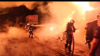 Kocaeli’nin Gebze ilçesinde binlerce ahşap paletin bulunduğu açık alanda çıkan