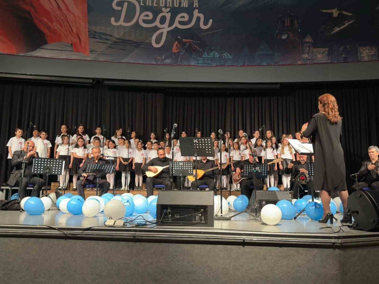 TRT Erzurum Müdürlüğü tarafından düzenlenen konser programında, Türk Halk Müziği