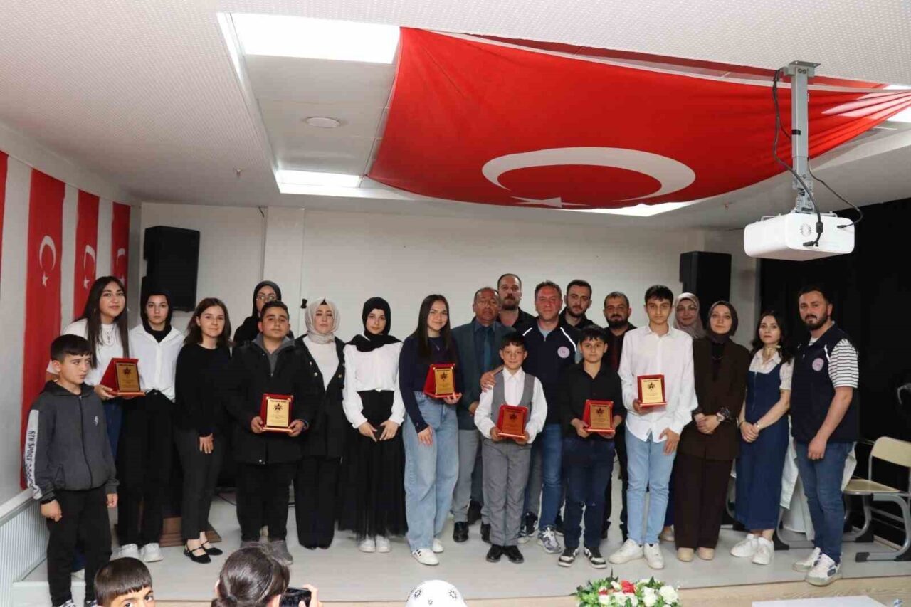 Erzurum’un Oltu ilçesinde Gençlik Merkezi, genç yetenekleri sahneye taşıdı. Gençler