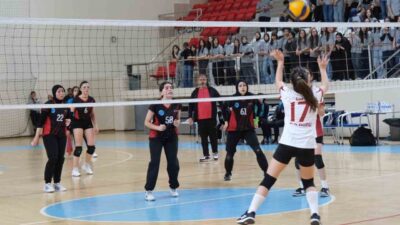 Erzincan’da okul sporları heyecanı, voleybol branşında gençlerin kıyasıya mücadelesiyle devam