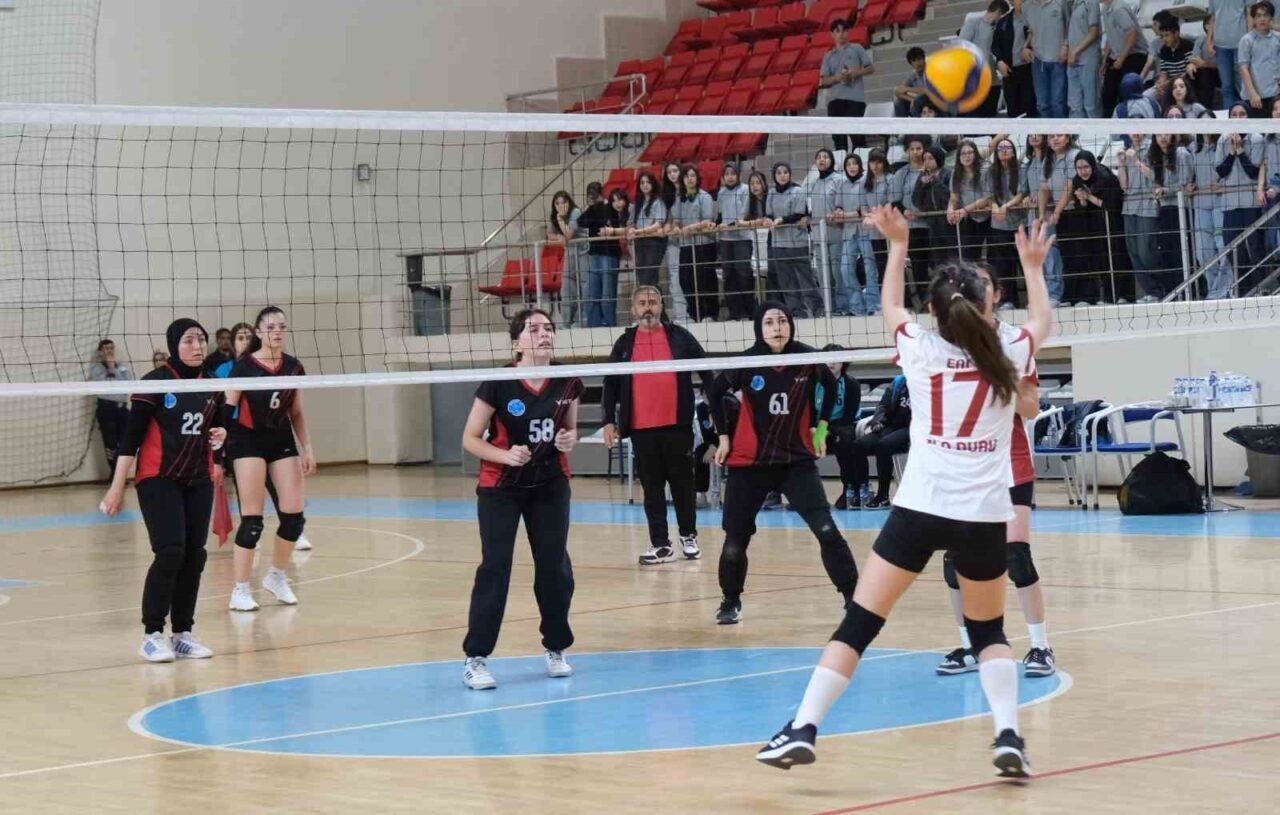 Erzincan’da okul sporları heyecanı, voleybol branşında gençlerin kıyasıya mücadelesiyle devam