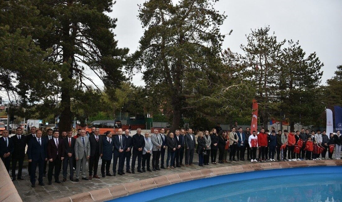 15-21 Mayıs tarihleri arasında kutlanan Gençlik Haftası, Havuz Başındaki Atatürk