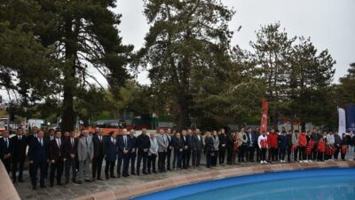 15-21 Mayıs tarihleri arasında kutlanan Gençlik Haftası, Havuz Başındaki Atatürk