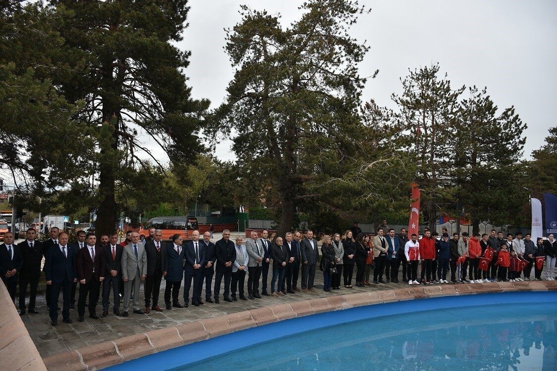 15-21 Mayıs tarihleri arasında kutlanan Gençlik Haftası, Havuz Başındaki Atatürk