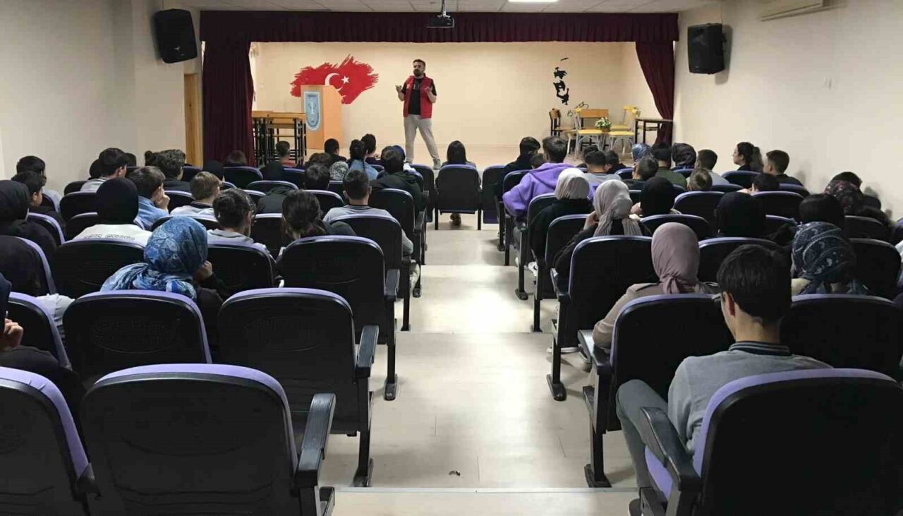 Bayburt Gençlik Merkezi tarafından okullarda gençlik kamplarının tanıtımını yapılıyor. Yaz