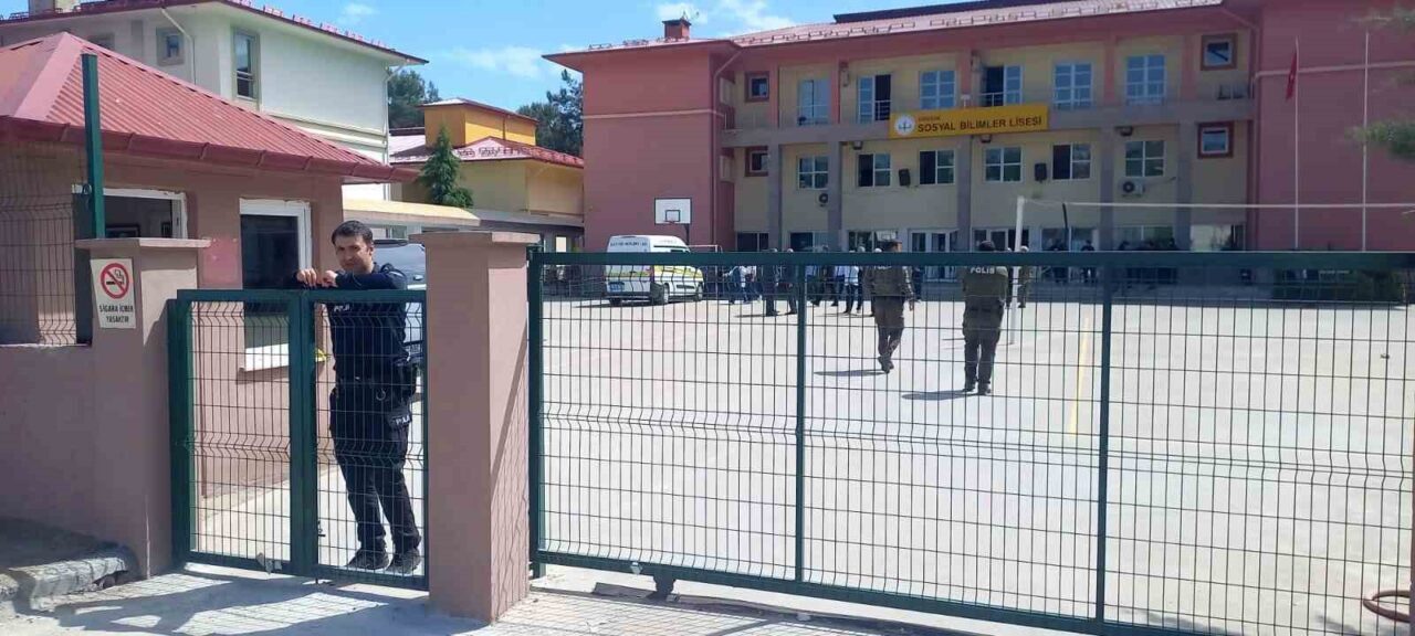 Giresun’un Aksu mahallesinde bulunan Sosyal Bilimler Lisesi’nde bugün sabah saatlerinde