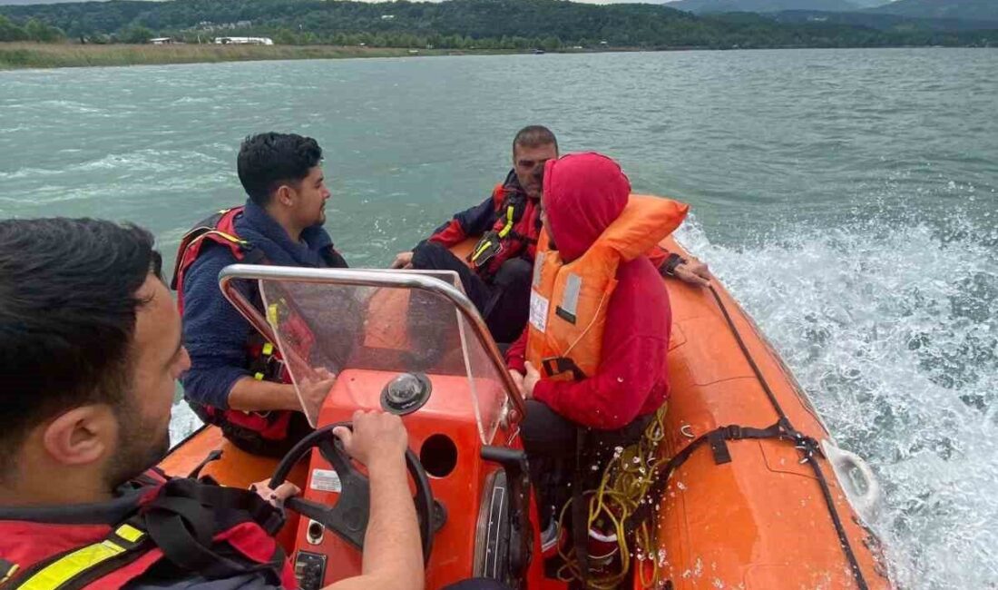Sakarya’nın Arifiye ilçesinden Sapanca Gölü’ne botla açılan ve mahsur kalan