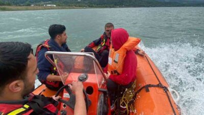 Sakarya’nın Arifiye ilçesinden Sapanca Gölü’ne botla açılan ve mahsur kalan