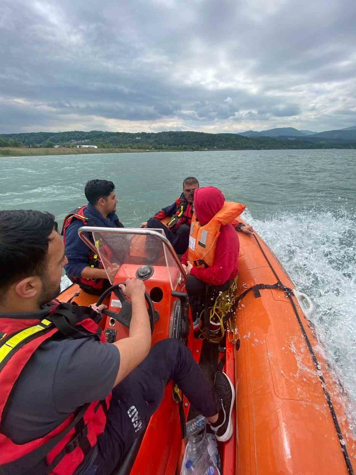 Sakarya’nın Arifiye ilçesinden Sapanca Gölü’ne botla açılan ve mahsur kalan