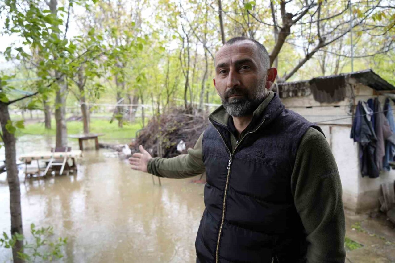 Gümüşhane’de dere ıslahı çalışmasında bahçeleri koruyan duvarlar yıkılınca Harşit Çayı’nın