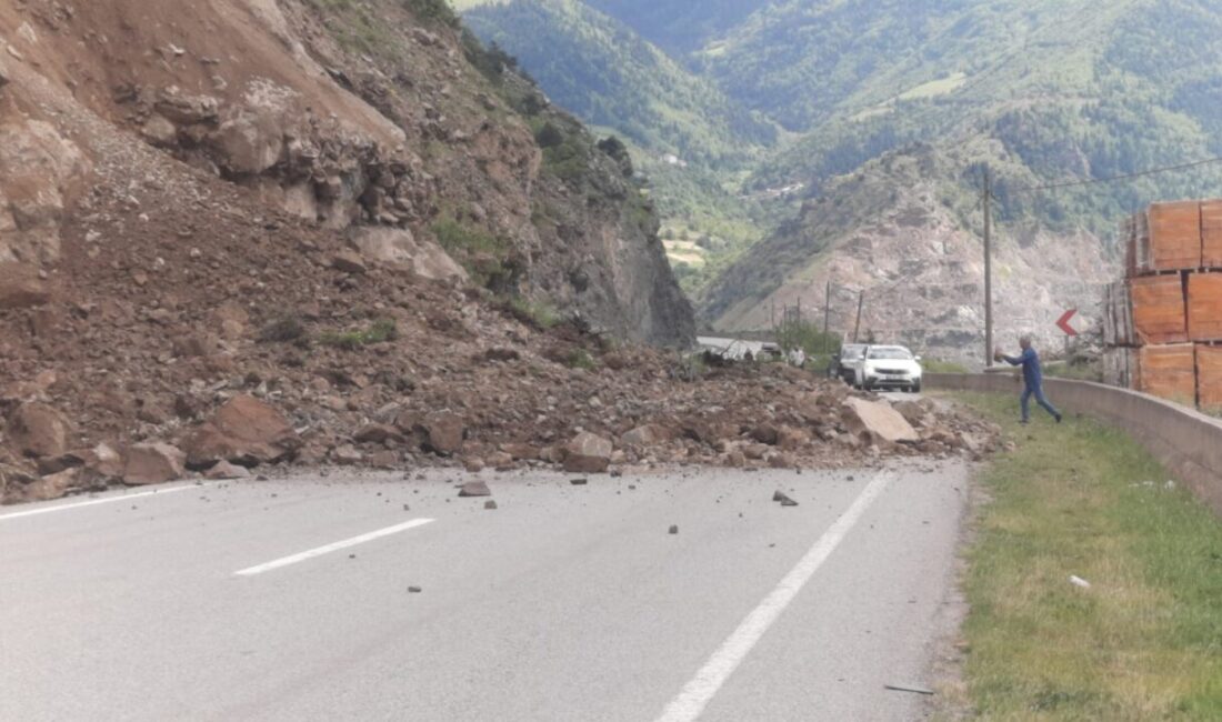 Gümüşhane’de meydana gelen heyelan nedeniyle yol ulaşıma kapandı. Edinilen bilgiye