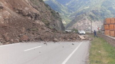 Gümüşhane’de meydana gelen heyelan nedeniyle yol ulaşıma kapandı. Edinilen bilgiye