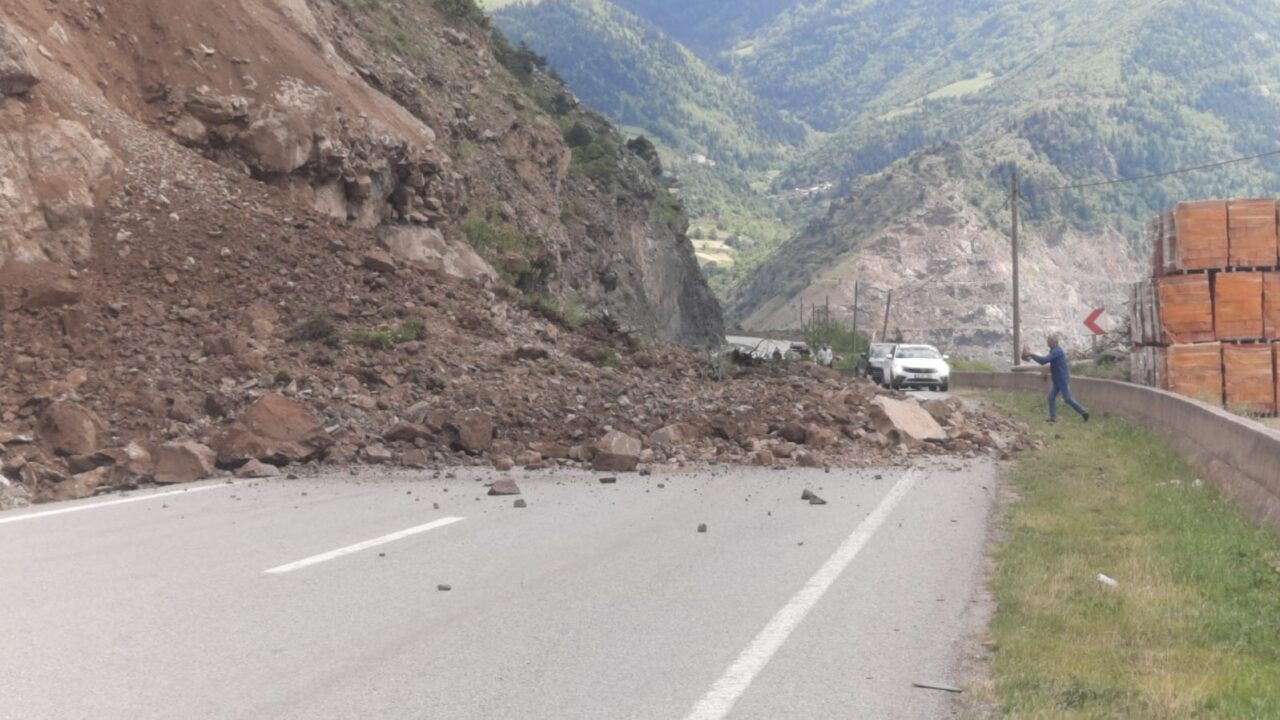 Gümüşhane’de meydana gelen heyelan nedeniyle yol ulaşıma kapandı. Edinilen bilgiye