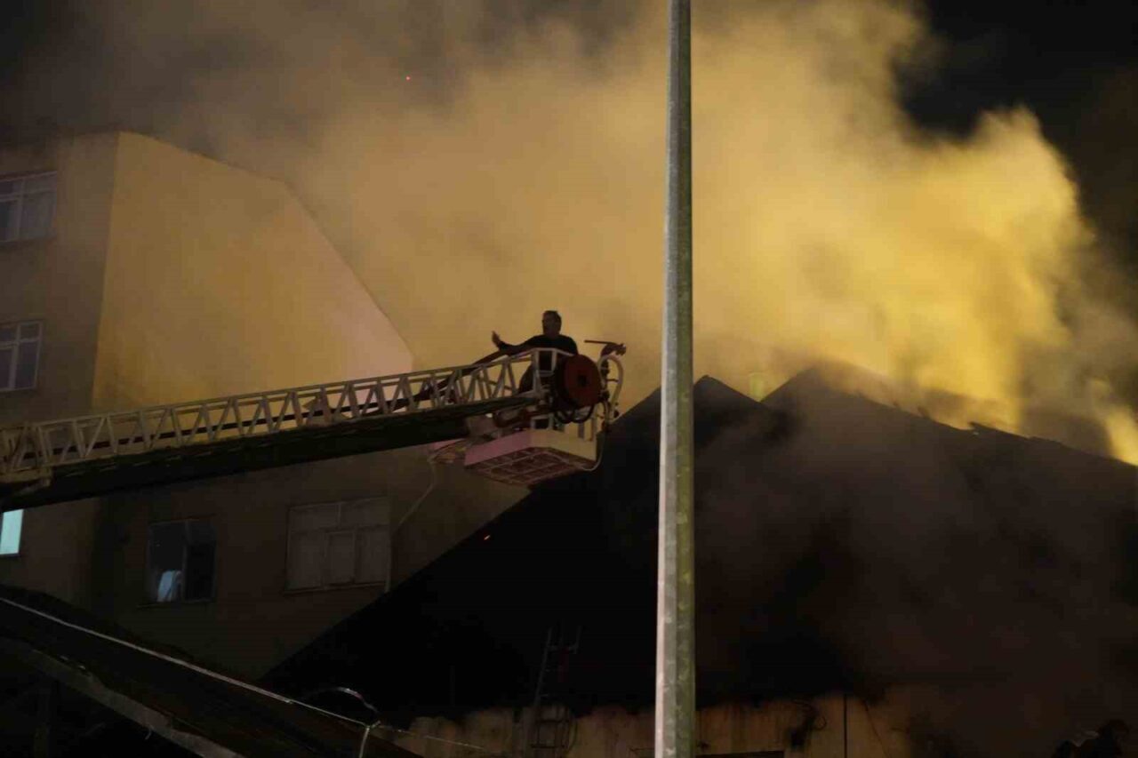 Gümüşhane’de gece saatlerinde müstakil bir evde çıkan yangın bitişiğindeki başka