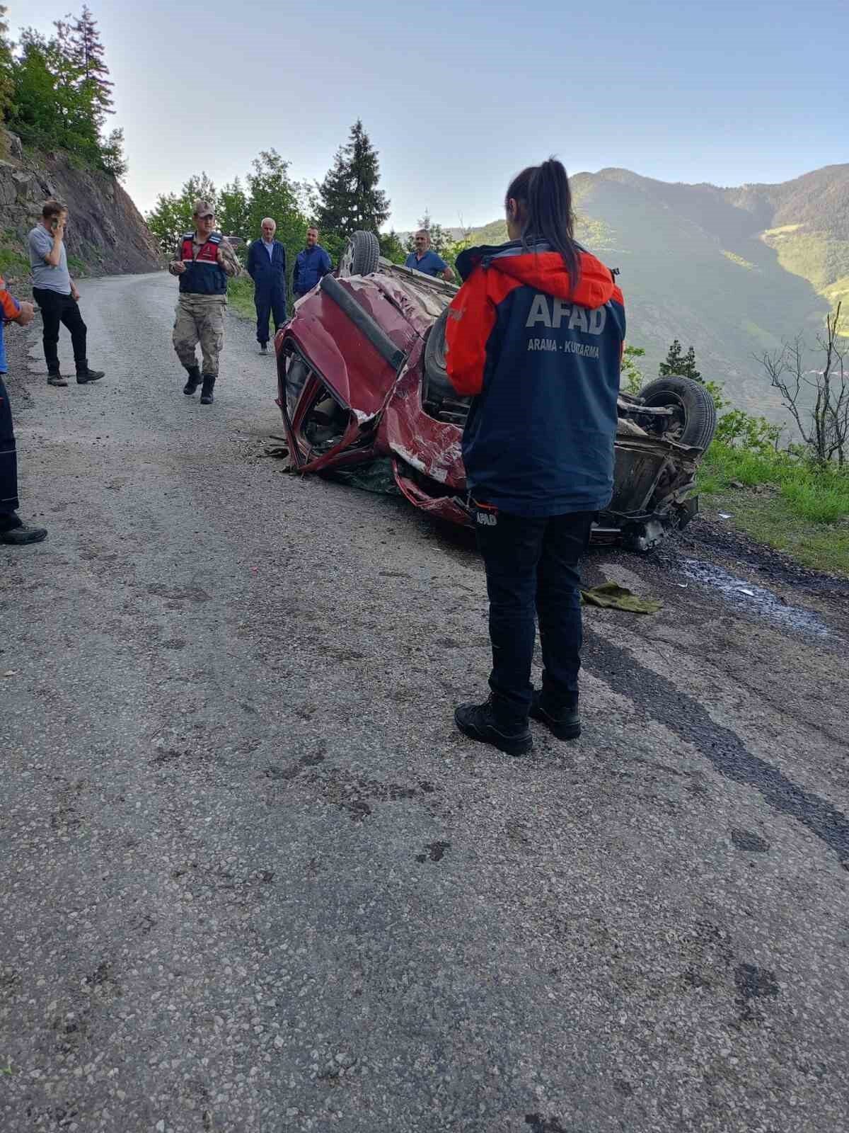 Gümüşhane’nin Kürtün ilçesinde 60 metrelik uçuruma yuvarlanarak alt yola düşen