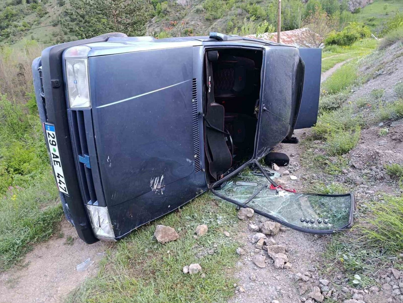 Gümüşhane’nin Torul ilçesinde yoldan çıkan otomobilin devrildiği kazada 4 kişi