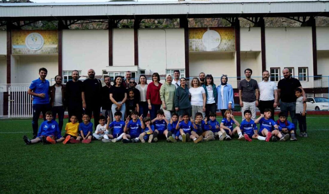 Gümüşhane’de futbol oynayan minik sporcuların anneleri, her maçta çocuklarını yalnız