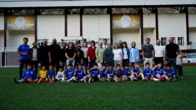 Gümüşhane’de futbol oynayan minik sporcuların anneleri, her maçta çocuklarını yalnız
