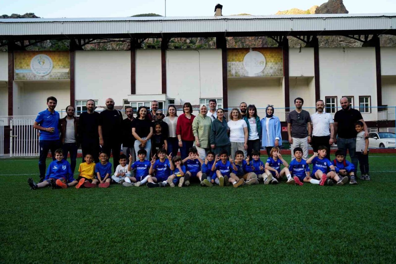 Gümüşhane’de futbol oynayan minik sporcuların anneleri, her maçta çocuklarını yalnız