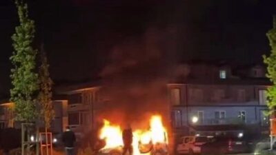 Sakarya’nın Serdivan ilçesinde gece saatlerinde alevlere teslim olan hafif ticari