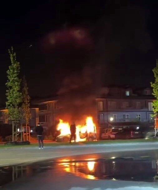 Sakarya’nın Serdivan ilçesinde gece saatlerinde alevlere teslim olan hafif ticari