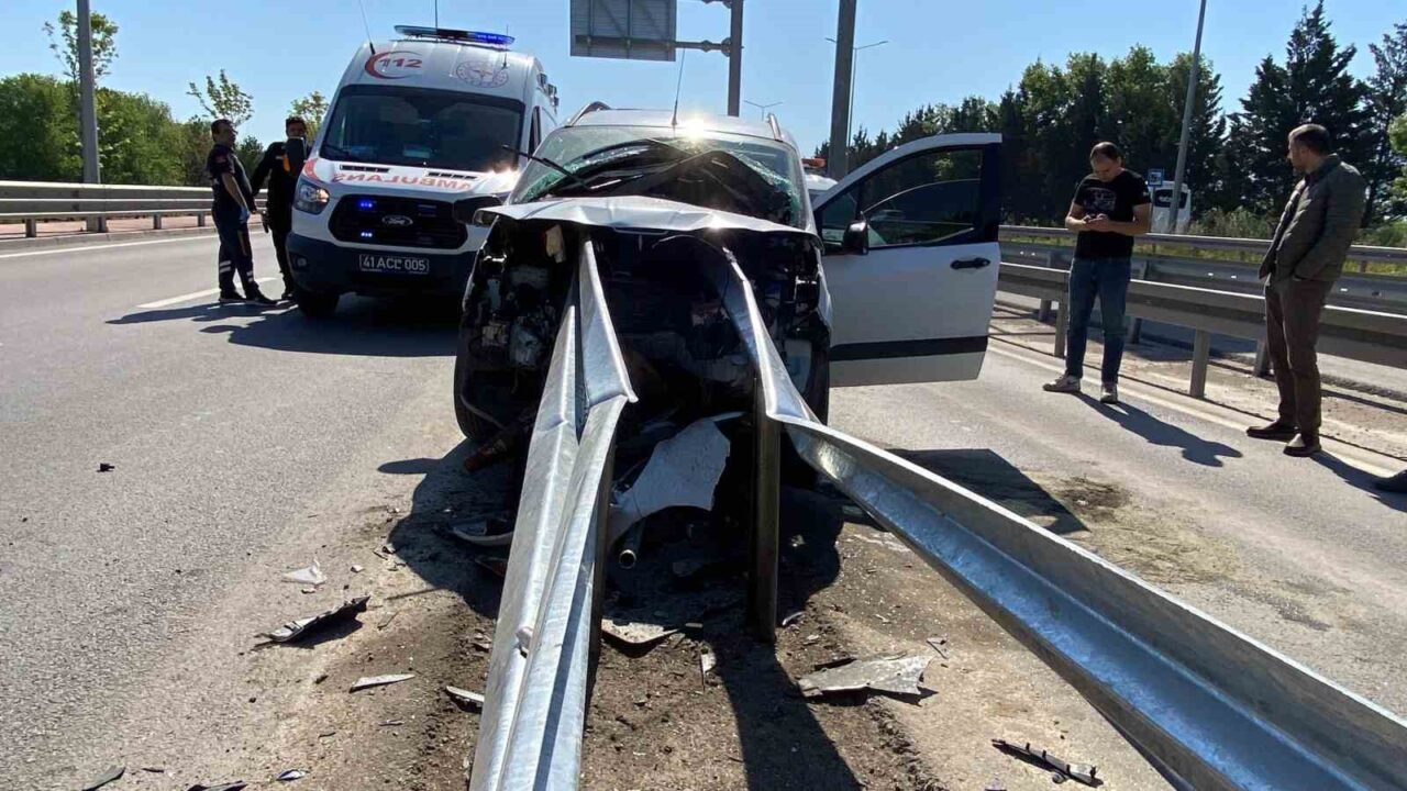 Kocaeli’nin Kartepe ilçesinde kontrolden çıkan hafif ticari aracın bariyere çarpması