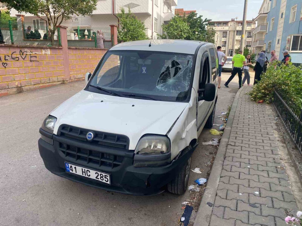 Kocaeli’nin Körfez ilçesinde arka arkaya scooter’a binen 2 çocuk, hafif