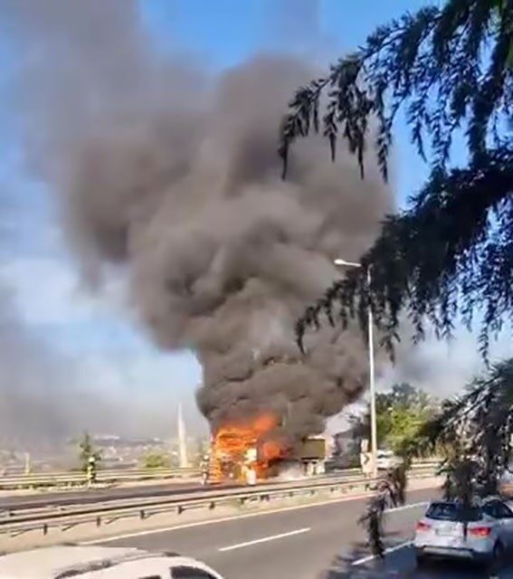 Kocaeli’nin Gebze ilçesinde seyir halindeki hafriyat kamyonu alevlere teslim oldu.