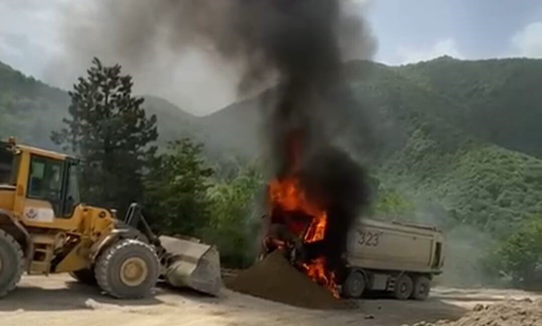 Sinop’un Türkeli ilçesine bağlı Gökçealan köyünde yol inşaatında kullanılan taş
