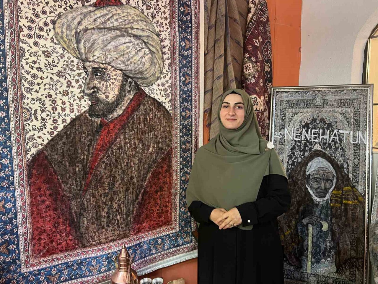 Erzurum’da üniversite mezunu ev hanımı Şeyma Sezer, halı üzerine akrilik