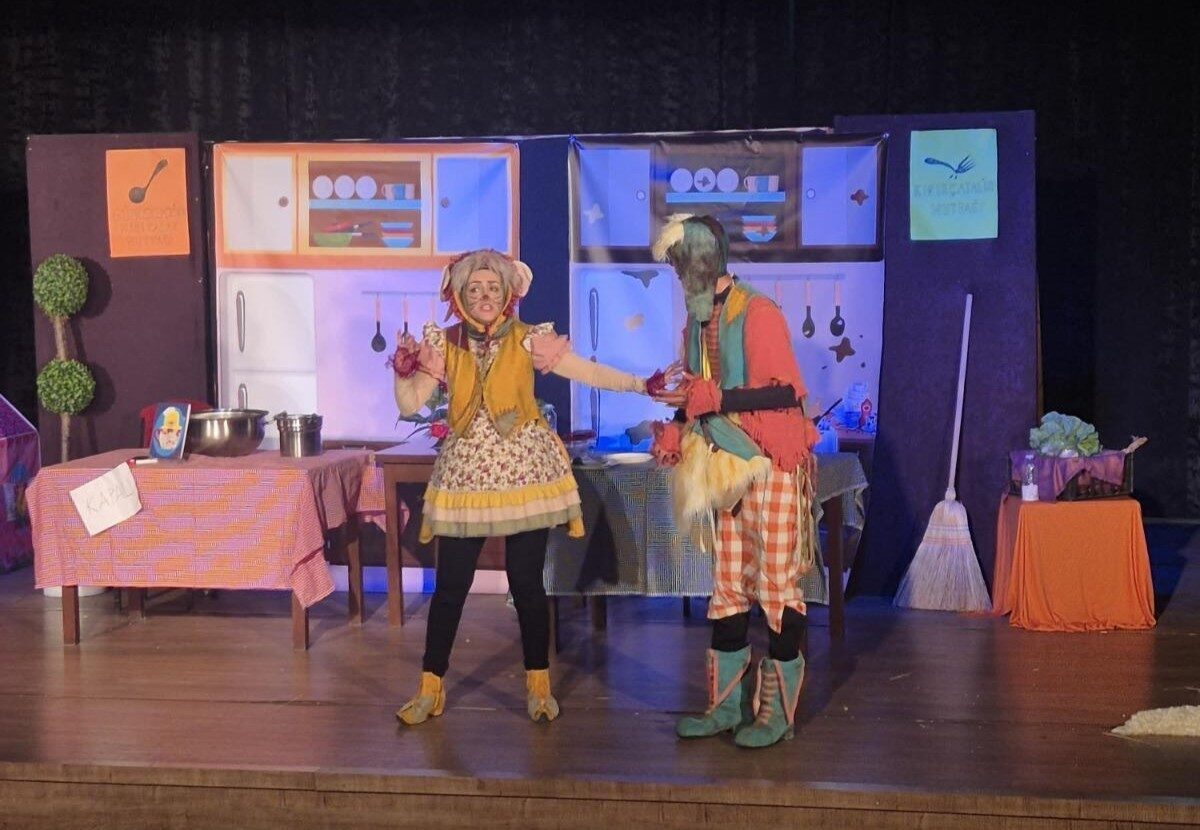 ‘’Harikalar Mutfağı’’ adlı tiyatro oyunu Erzincan’da miniklerle buluştu. Erzincan İl