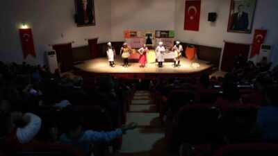 Erzincan’da çocuklara yönelik “Harikalar Mutfağı” isimli tiyatro oyunu sahnelendi. Erzincan