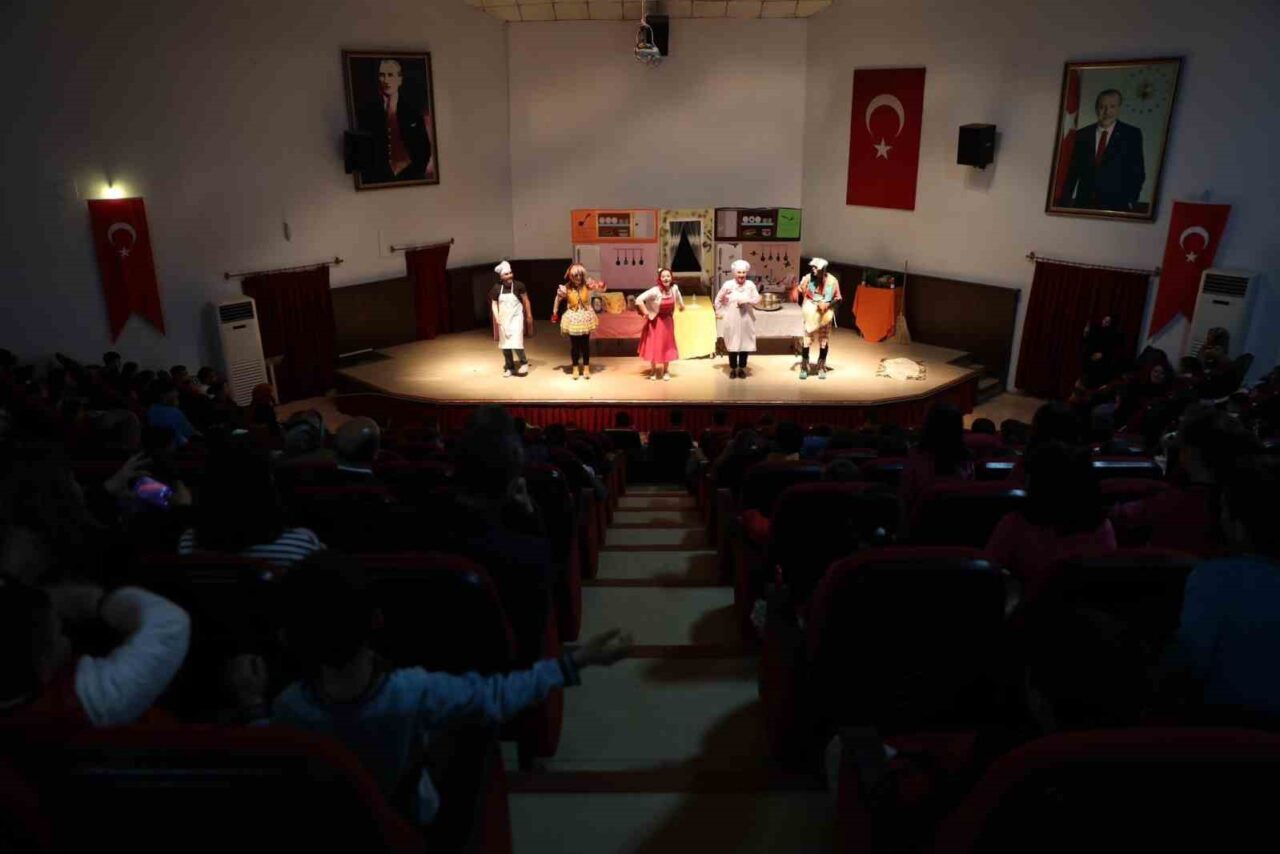 Erzincan’da çocuklara yönelik “Harikalar Mutfağı” isimli tiyatro oyunu sahnelendi. Erzincan