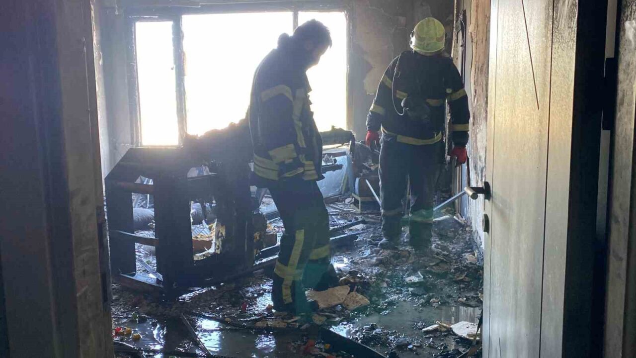 Kocaeli’nin İzmit ilçesinde yangın ihbarına giden itfaiye ekipleri, bir otomobilin