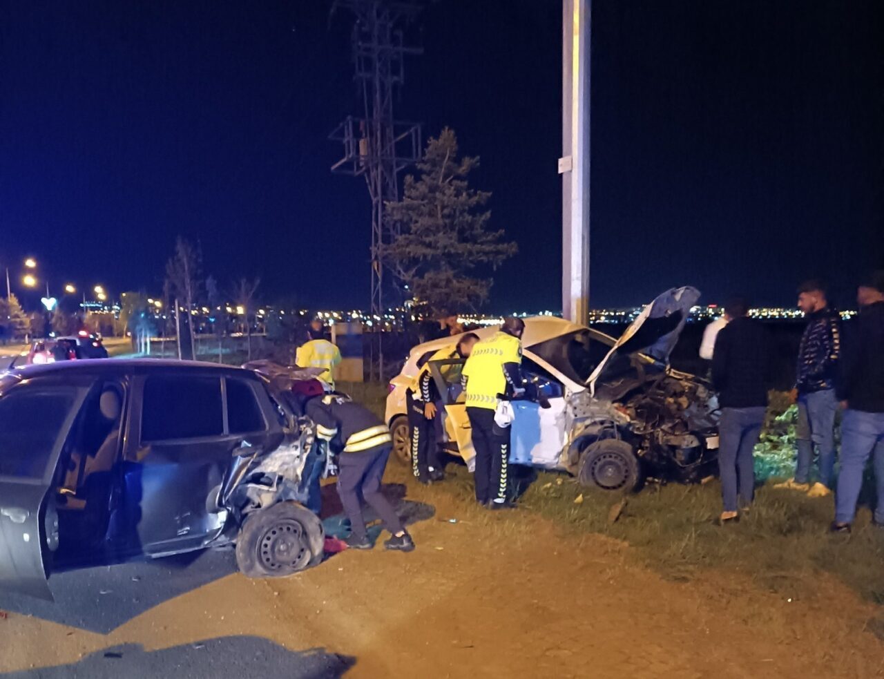 Erzurum Hava Limanı yolu üzerinde meydana gelen kazada biri ağır