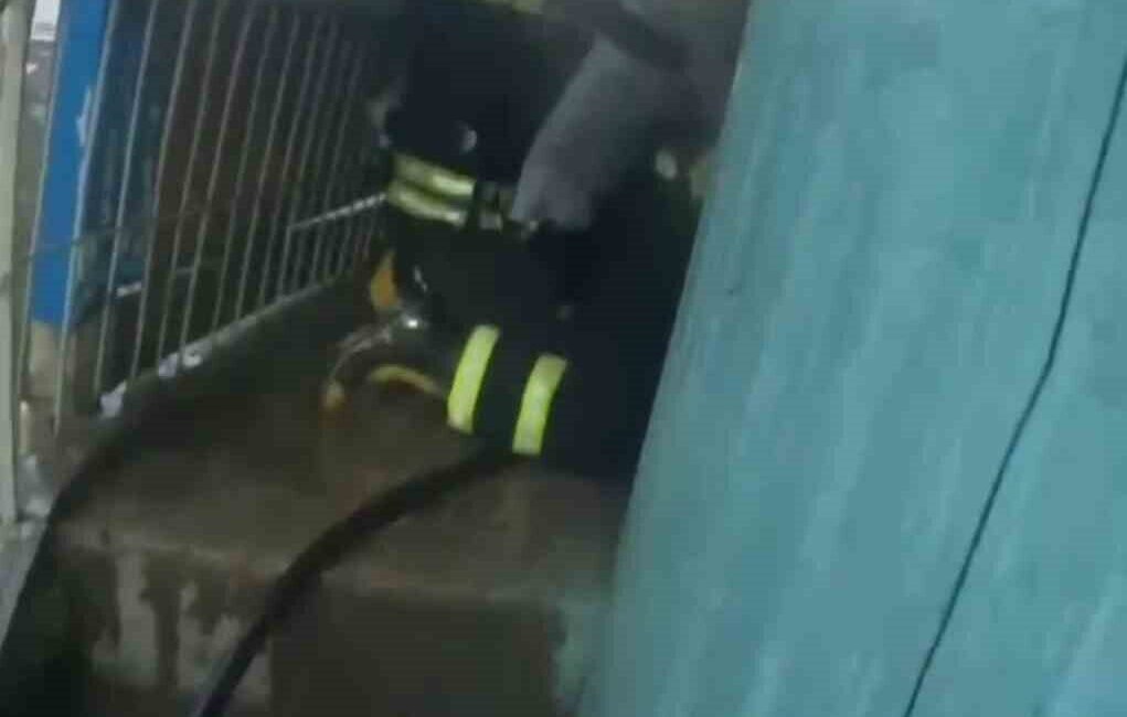 Sivas’ta metruk binada çıkan yangına müdahale anları, itfaiye personelinin kask